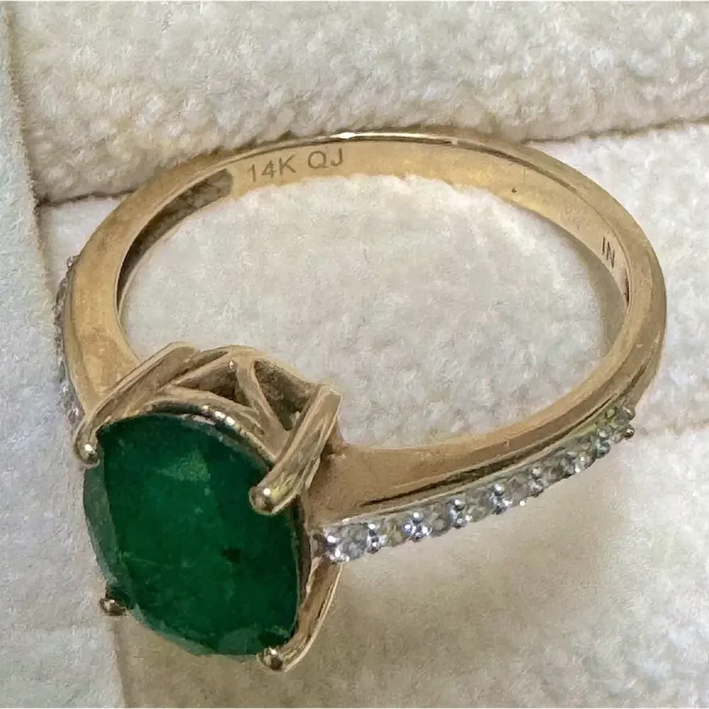 14K Yellow Gold 1.27ct Oval Emerald & 0.12 ct Diamond Cocktail Ring Size: 7 New